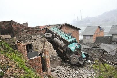 一大货车与一轿车相撞 撞塌民房三人被埋