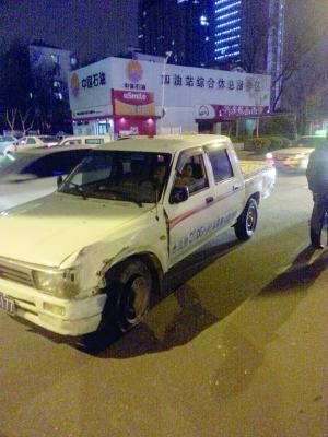 黑渣土车被查 执法车追查中遭一轿车两撞