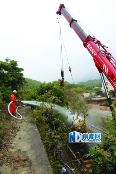 气罐车在转弯时侧翻 致一重伤一轻伤