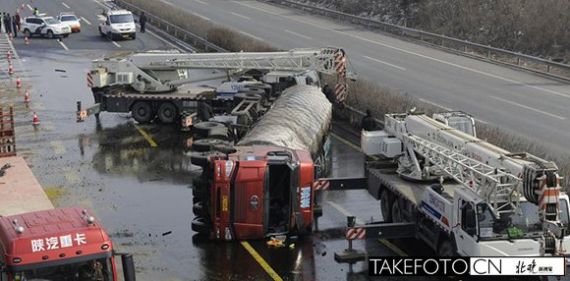 沈阳一油罐车高速路上侧翻45吨豆油泄露