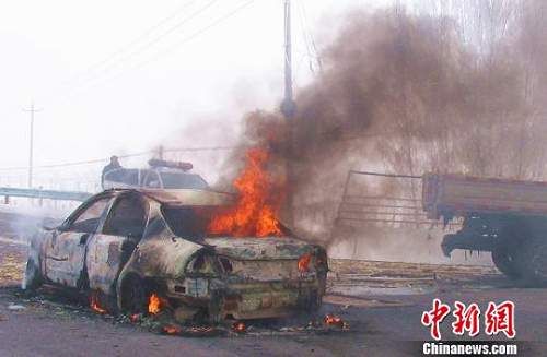 新疆两车相撞起火致百车滞留等待救援