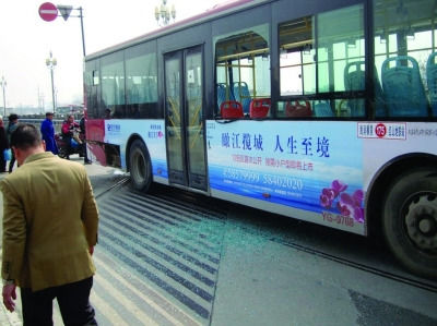 公交一声巨响后尾冒浓烟 30余人砸窗逃生