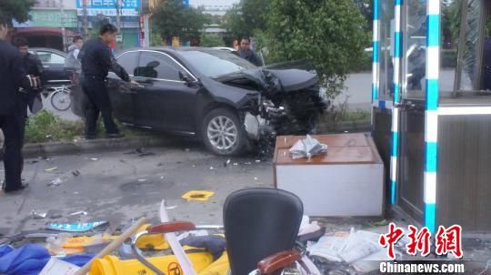 茂名市区小车疑失控冲上人行道致1死3伤