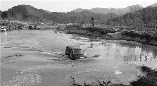 男子寻刺激开豪车渡江 被困江心弃车游回岸