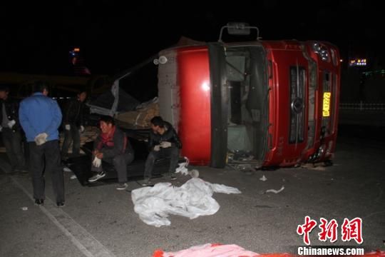 甘肃一半挂货车侧翻高速 大量燃油泄露