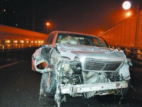 奔驰东联路午夜狂飙撞废 摘车牌就跑