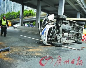 司机弯腰拿水忽视道路安全 汽车撞桥侧翻