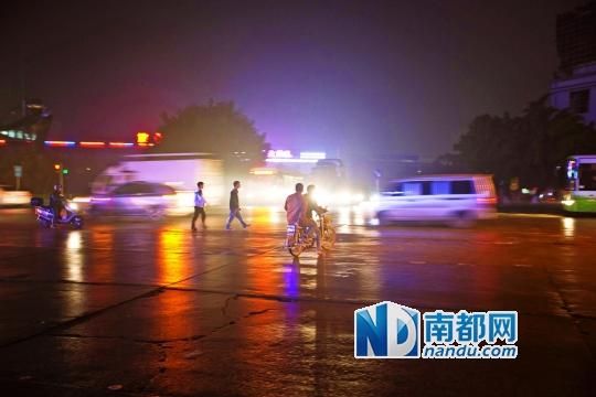 广州男子骑车横穿马路 儿子被撞身亡