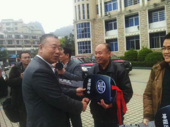 一汽通用捐赠助力凤山县经济建设