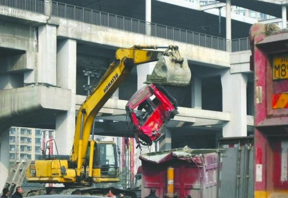 两辆大货车路口碰撞 一车车头被撞掉