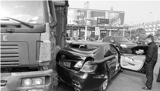 高速大溪出口上演警匪车战 协警挂在车上