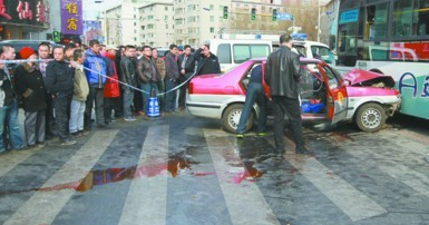 出租车的哥被打劫 撞公交来求自保