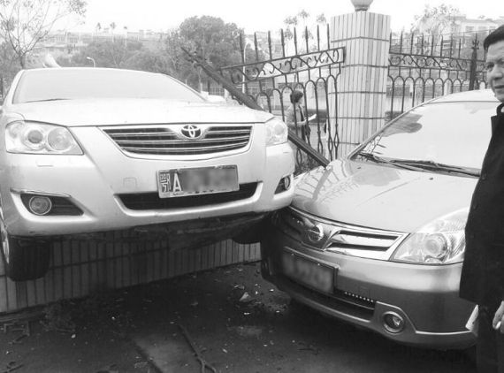 新手女司机把油门当刹车 制造高难度车祸