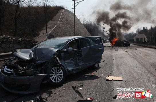 京昆高速出车祸 父伤母亡7岁女孩救弟弟