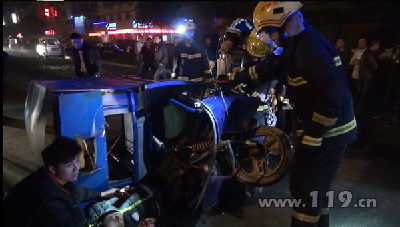 跑车撞三轮一人被卡 织里消防破拆救人