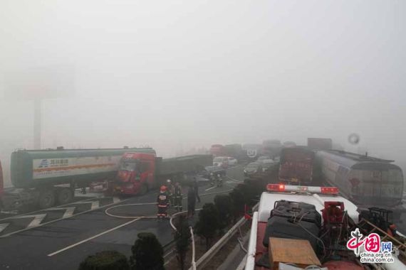 山东荣乌高速49车连环撞 小轿车被压扁