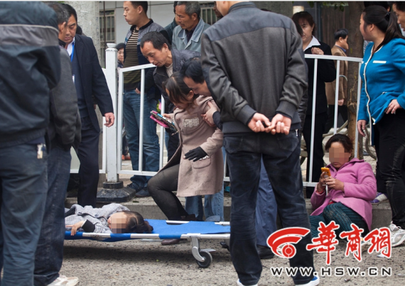 男子不会开车乱动车 车辆冲人群伤及7人