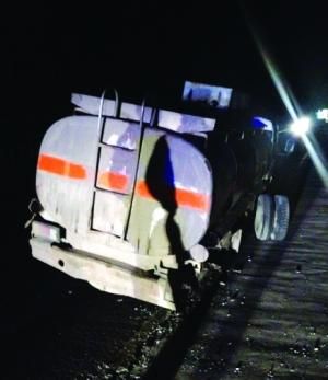 套牌油罐车车轮脱落斜停路上 车主逃跑