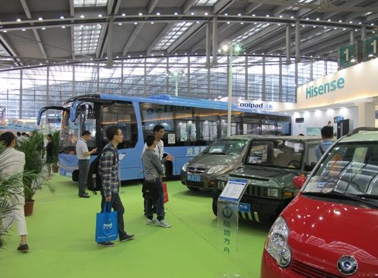 陆地方舟12米纯电动大巴电博会亮相