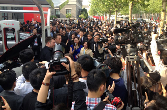 特斯拉中国交车 粉丝热情过度仪式几失控