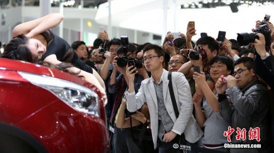 车展公众日首个周末 观众聚焦车模