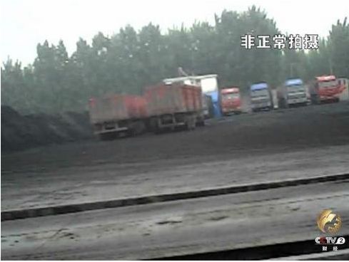 公路罚款乱象：超载车交钱后路政保驾护航