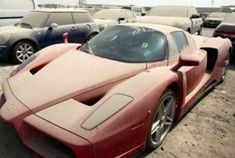 法拉利当街蒙尘 迪拜大量豪车为何遭弃？