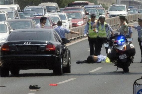 北京建国门桥:无牌奥迪撞飞交警10米远