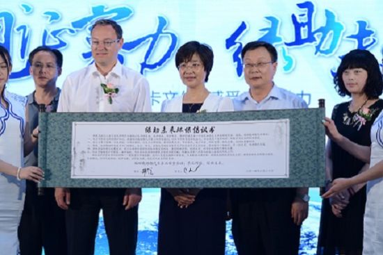 见证实力绿助未来 福田戴姆勒发环保倡议书