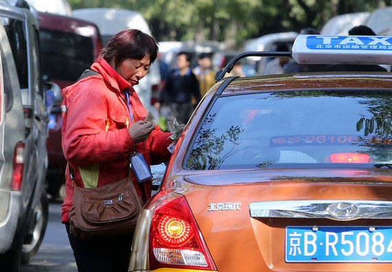 “黑停车场”疯狂敛财 城管来了也没用