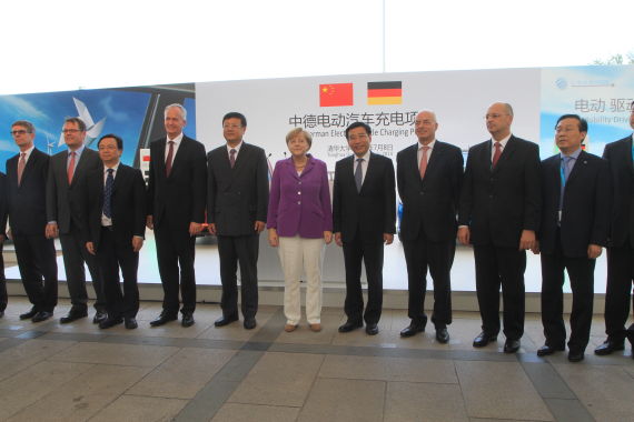 默克尔力挺德系电动车 呼吁充电标准统一