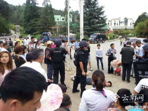 昆明男子驾车故意冲撞人群致10余人伤