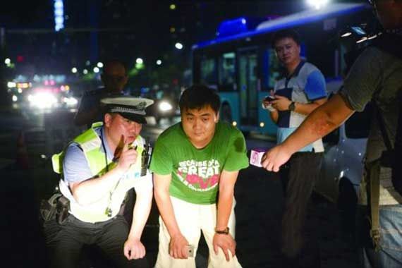 交警查处乱用远光灯 罚司机看大灯5分钟