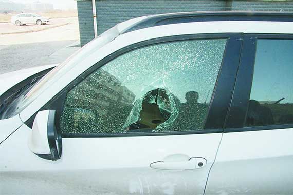 男子砸汽车玻璃盗窃105次 2秒完成作案