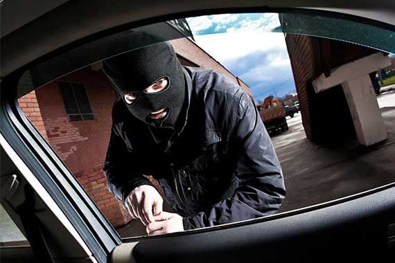 女司机停车不熄火 连车带儿子被人偷走