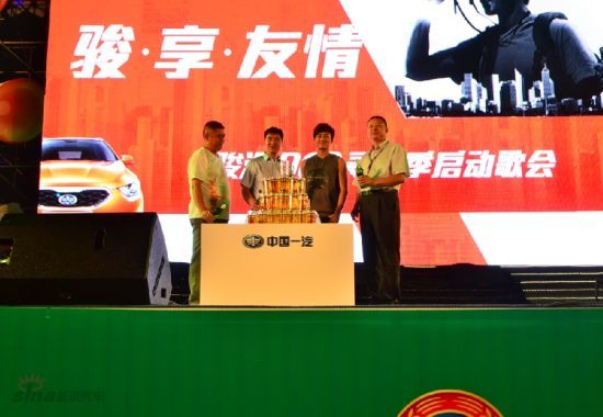 骏享友情 吴克羣携骏派D60亮相青岛啤酒节