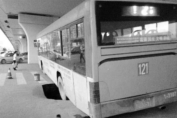 郑州一立交桥5个月塌11回 公交车遭殃