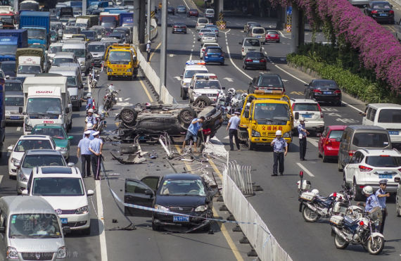 广州保时捷失控翻过护栏连撞三车