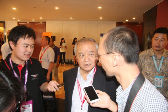 张小虞隔空问马云 你的钱够造汽车吗？