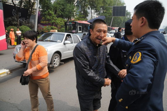 太原街头“黑车”被查 司机拒扣车吞钥匙