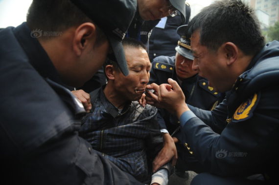 太原街头“黑车”被查 司机拒扣车吞钥匙