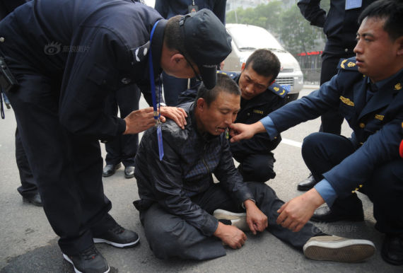 太原街头“黑车”被查 司机拒扣车吞钥匙