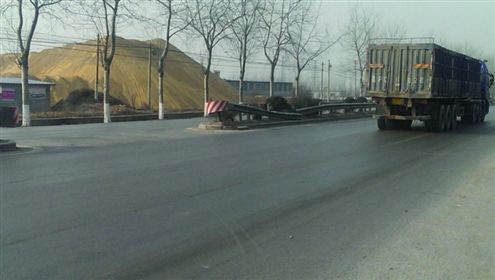 母子高架桥下躲雨被货车撞飞致一死一伤