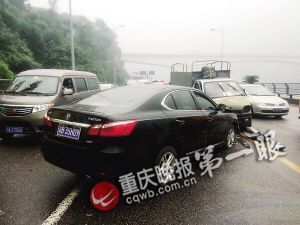 男子驾车时弯腰捡墨镜连撞4车致5人受伤