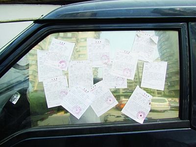 城管贴面包车12违停单：我们只管贴单子