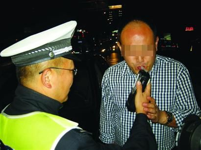 交警夜查酒驾 醉驾司机连呼“酒量不好”