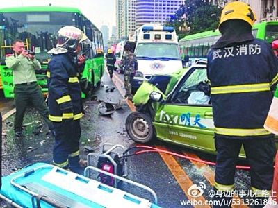 出租车冲撞对面公交车 表姐妹阴阳永隔