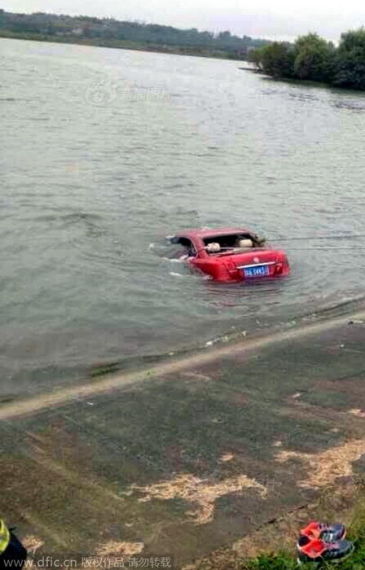 夫妻暴雨中开车不慎冲入水库身亡