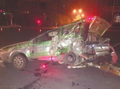 郑州一出租车与两车相撞后半截被撞没 2男1女受伤