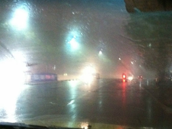 入秋气温骤降 前挡玻璃起雾如何快速处理